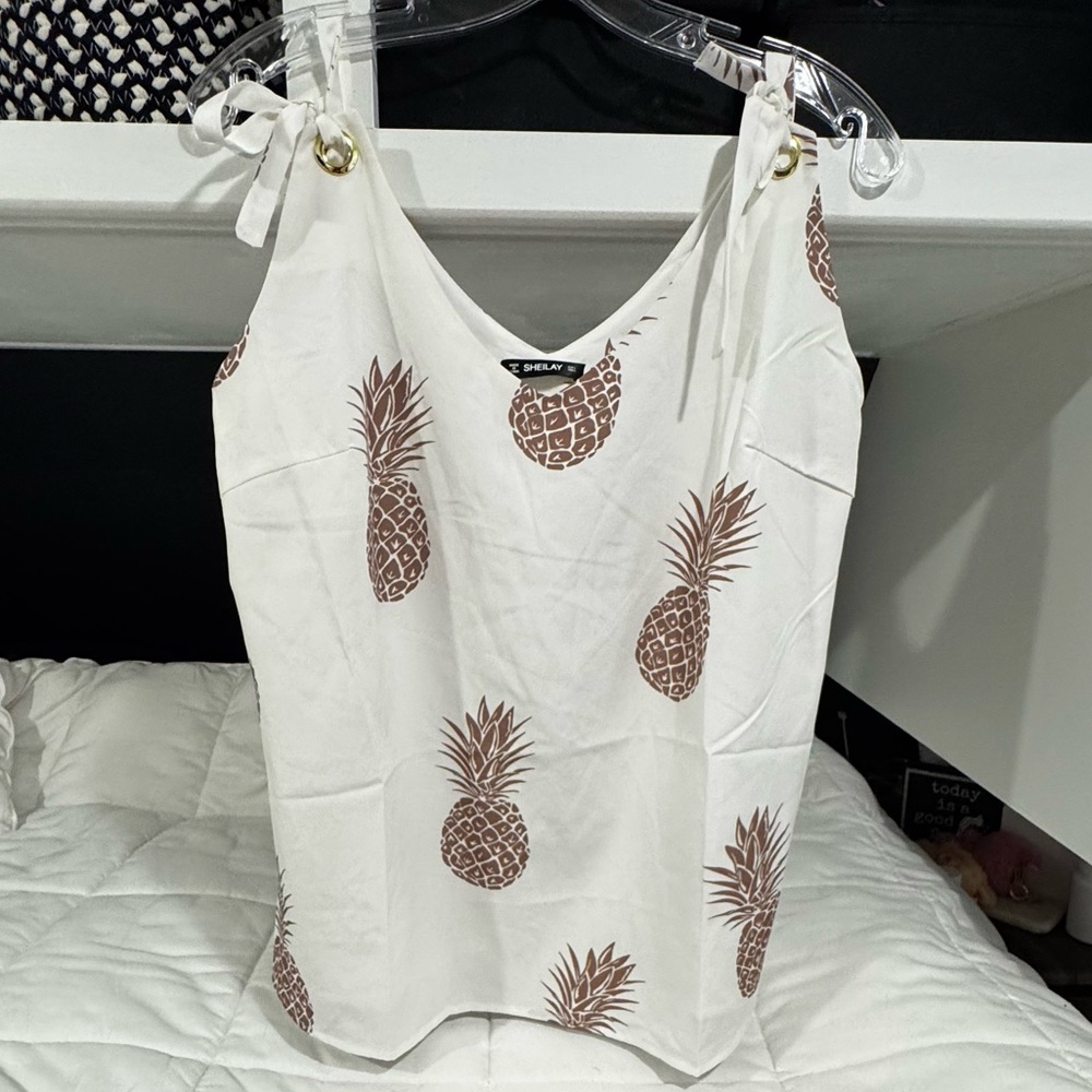 Chic White Tank Top with Pineapple Print
